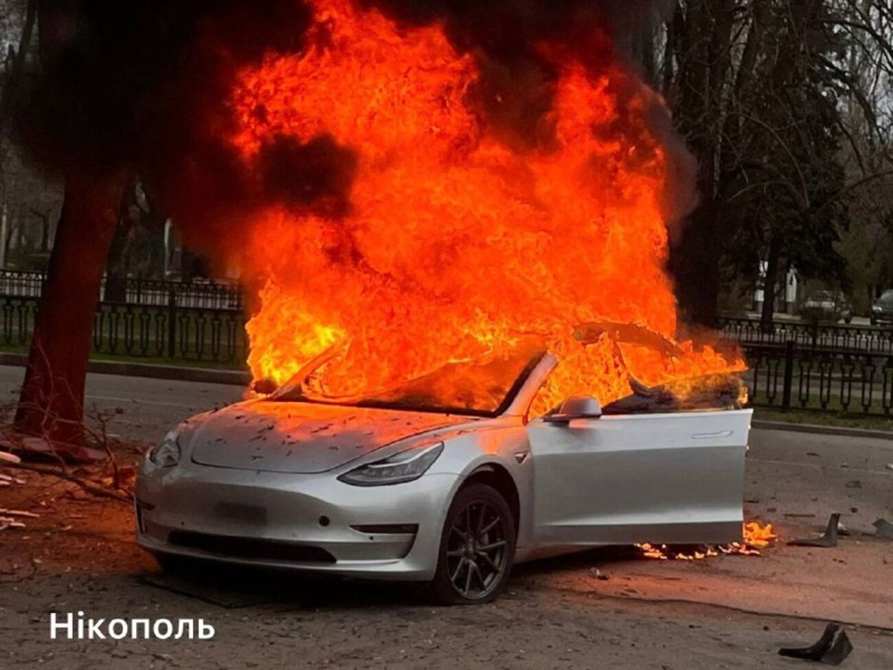 Повреждены дома, магазины и транспорт