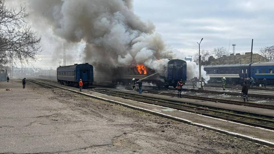Через удар РФ загорівся поїзд