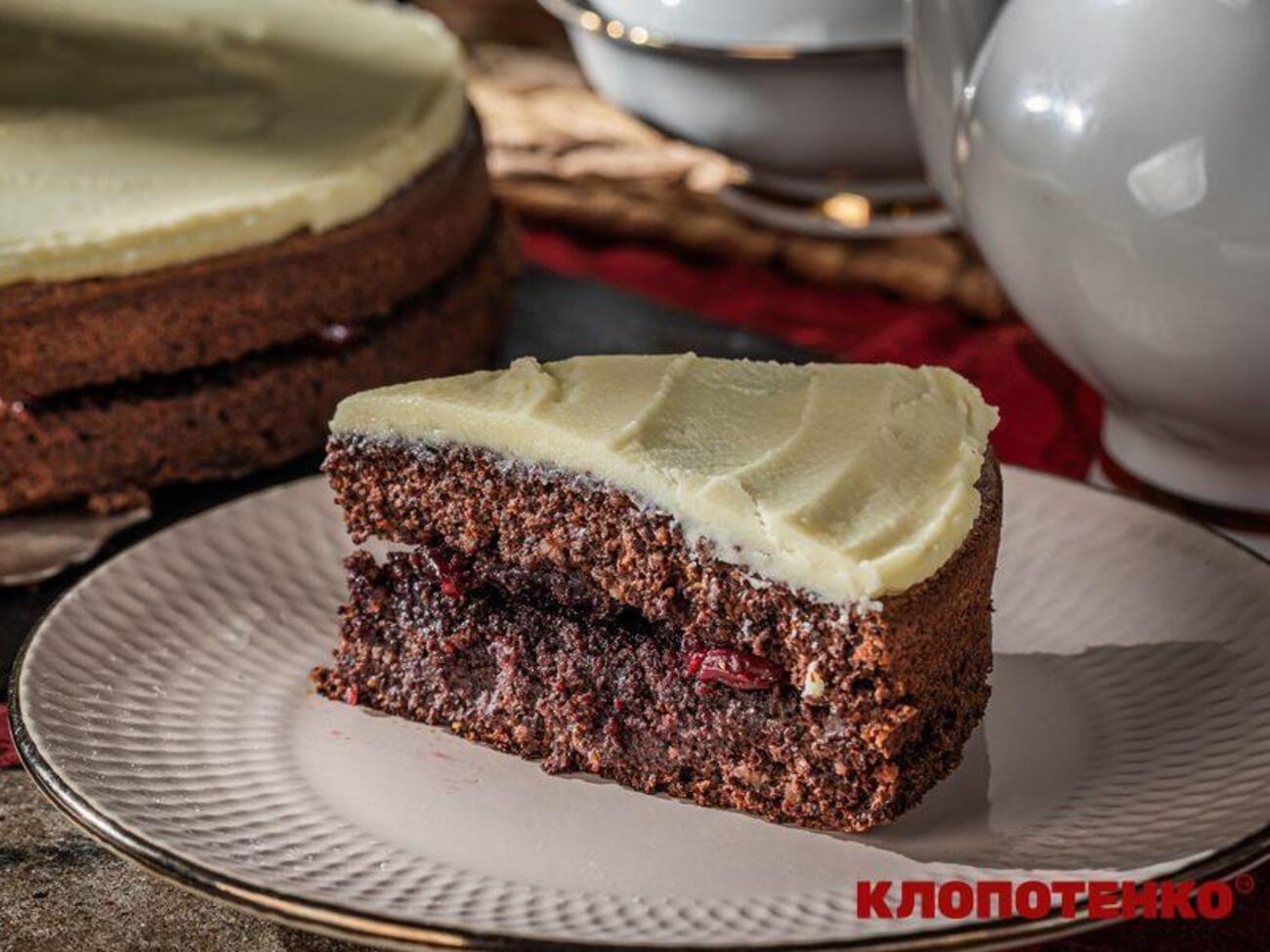 Пирог покрывают глазурью