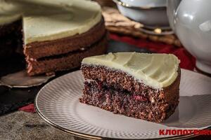 Пирог покрывают глазурью