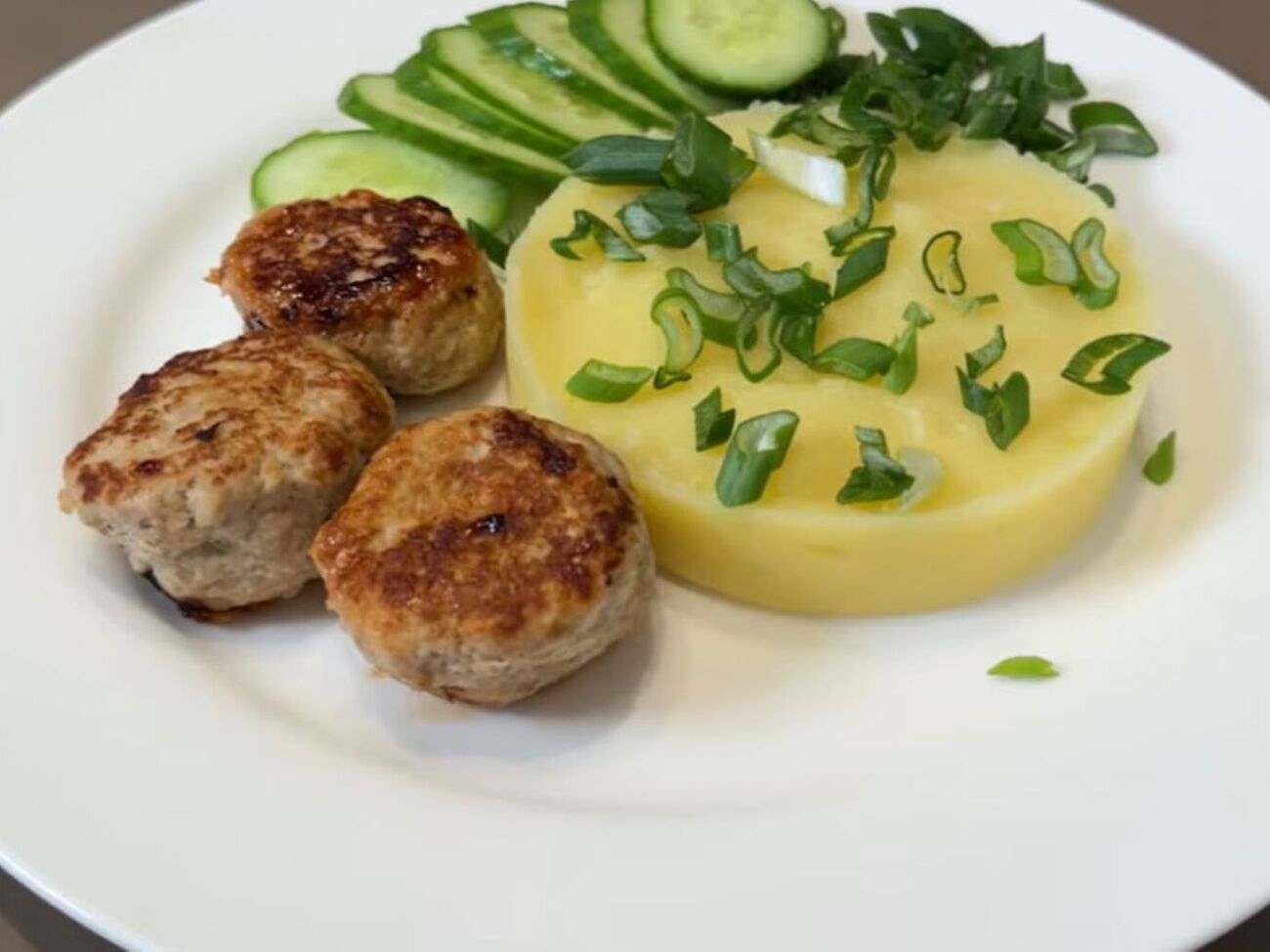 Фарш для тефтелей можно делать из любого мяса, но говядина дает лучший вкус