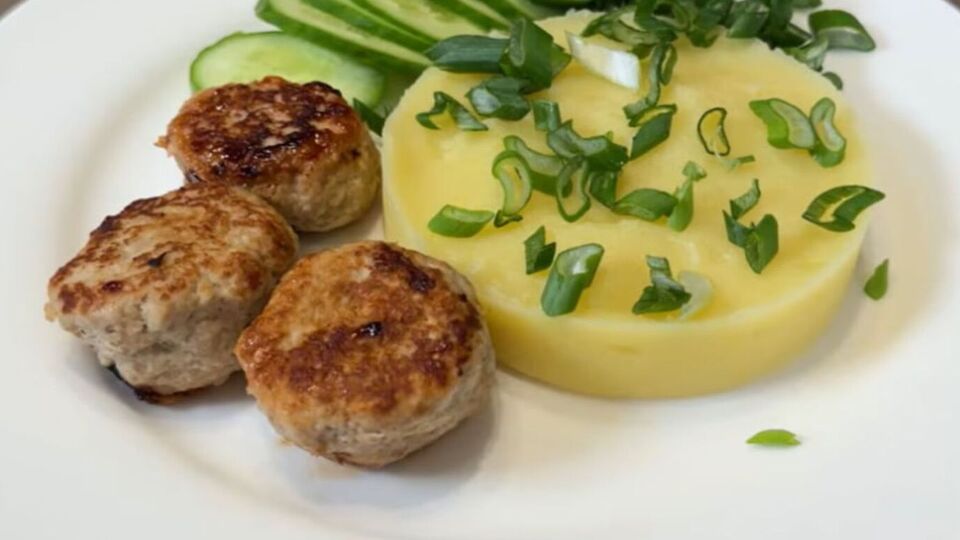 Фарш для тефтелей можно делать из любого мяса, но говядина дает лучший вкус