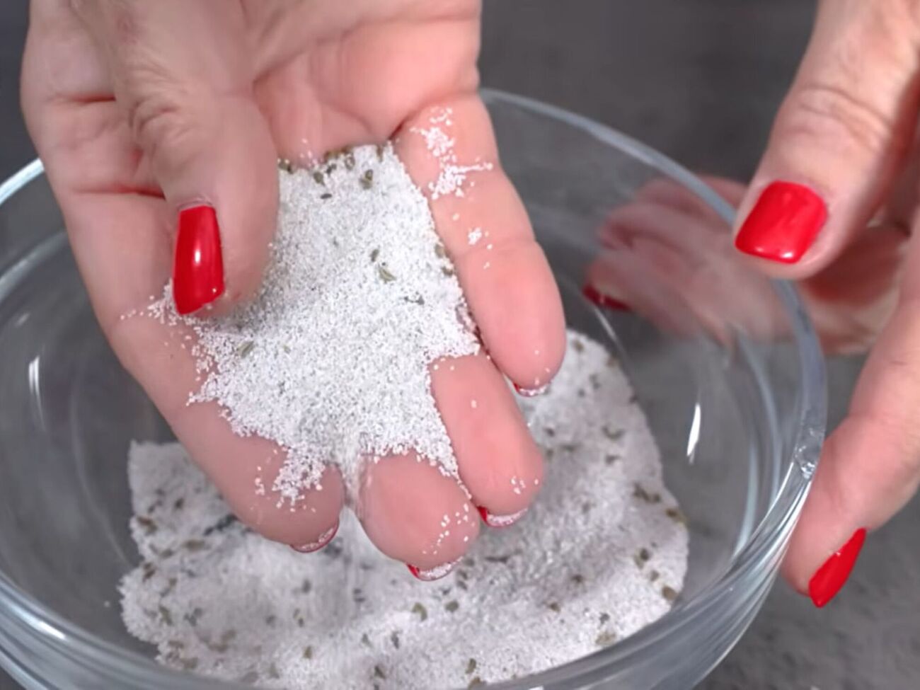 Песок помогает равномерно распределить семена, поэтому после всходов не потребуется выполнять лишнюю работу на огороде