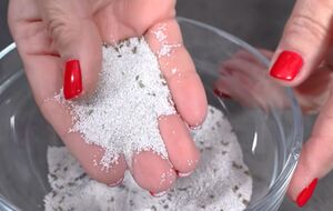 Песок помогает равномерно распределить семена, поэтому после всходов не потребуется выполнять лишнюю работу на огороде