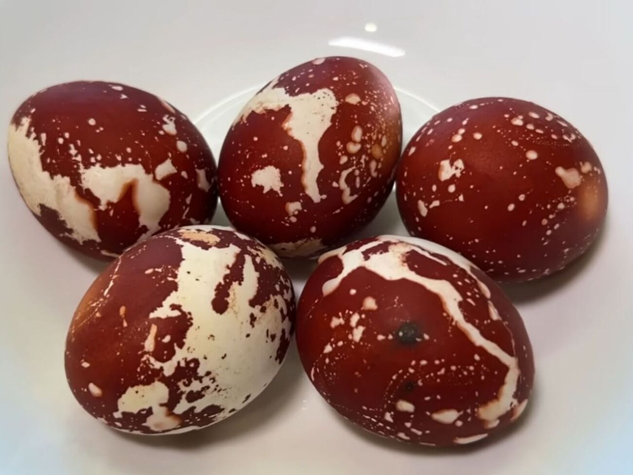 После окрашивания яйца обязательно нужно хорошо просушить