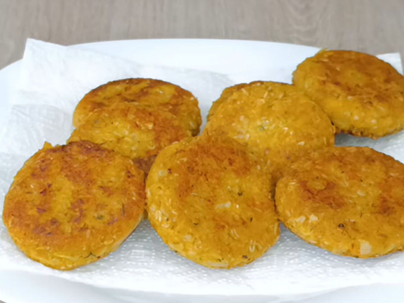 Готовые котлеты выложите на бумажное полотенце, чтобы убрать лишний жир