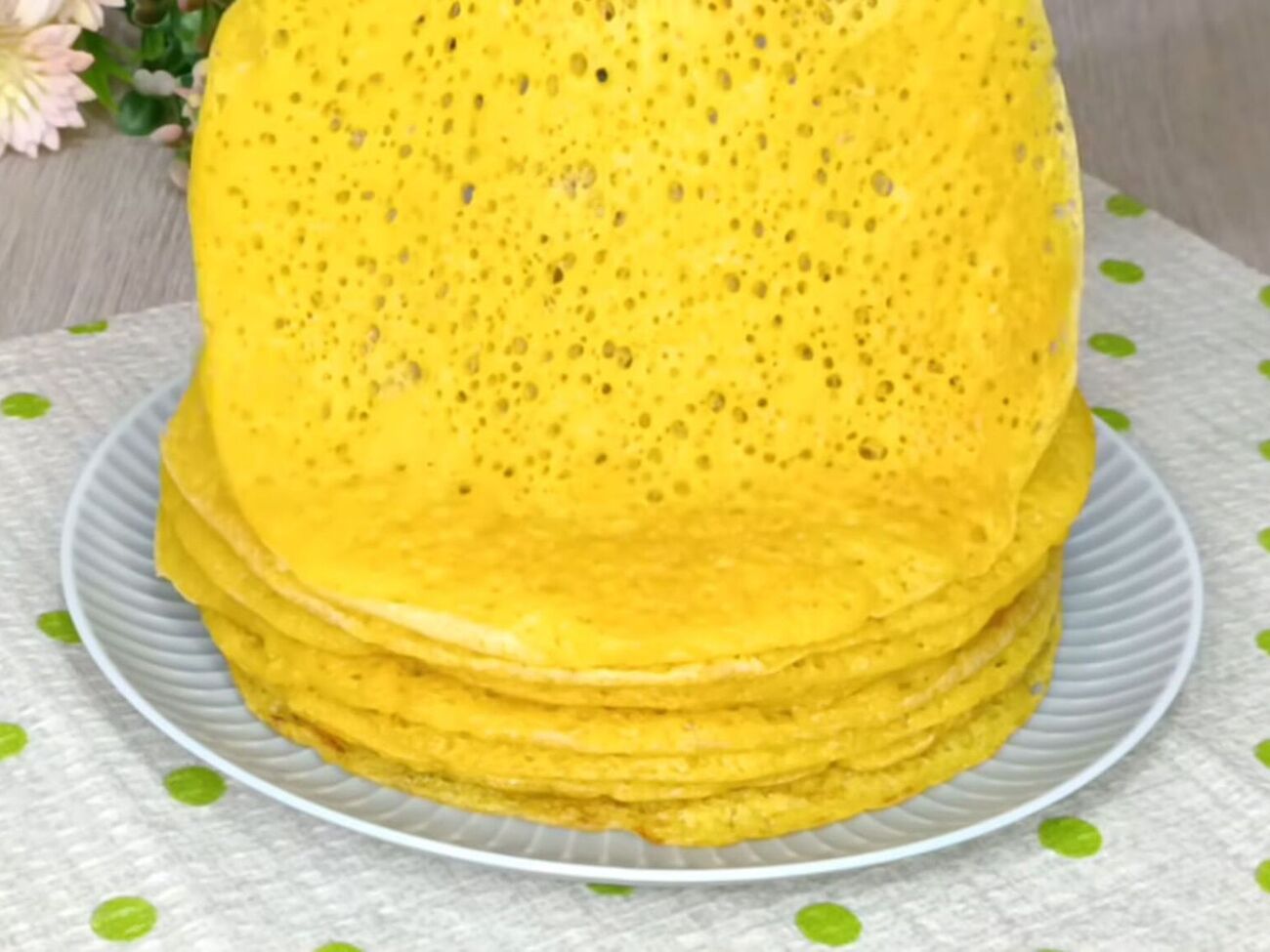 Манка в тісті формує приємну внутрішню структуру млинців