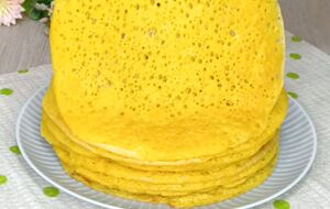 Манка в тісті формує приємну внутрішню структуру млинців