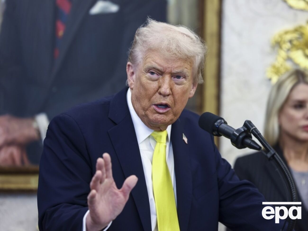 Зневажливе ставлення Трампа до союзників стає йому на заваді, вважає Bloomberg