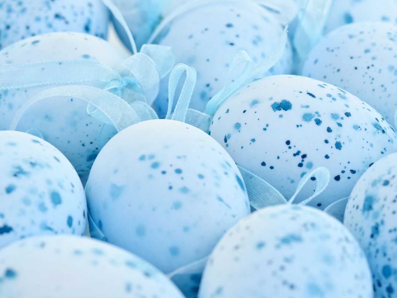 Яйця зафарбовують з ефектом цяточок