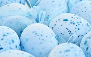 Яйця зафарбовують з ефектом цяточок