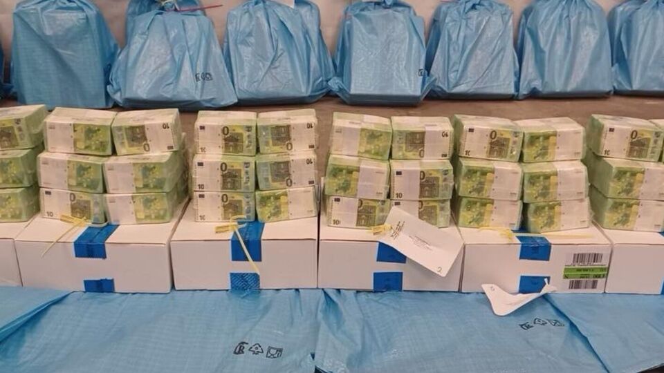 В "Ощадбанку" пояснили, що з початку війни іноземну валюту й банківські метали перевозять лише наземно