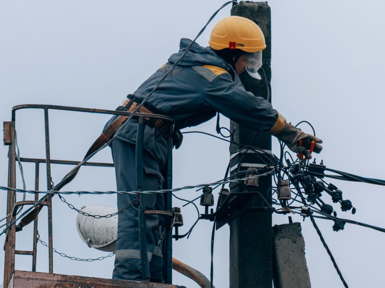 Forbes назвал энергетиков символом стойкости Украины