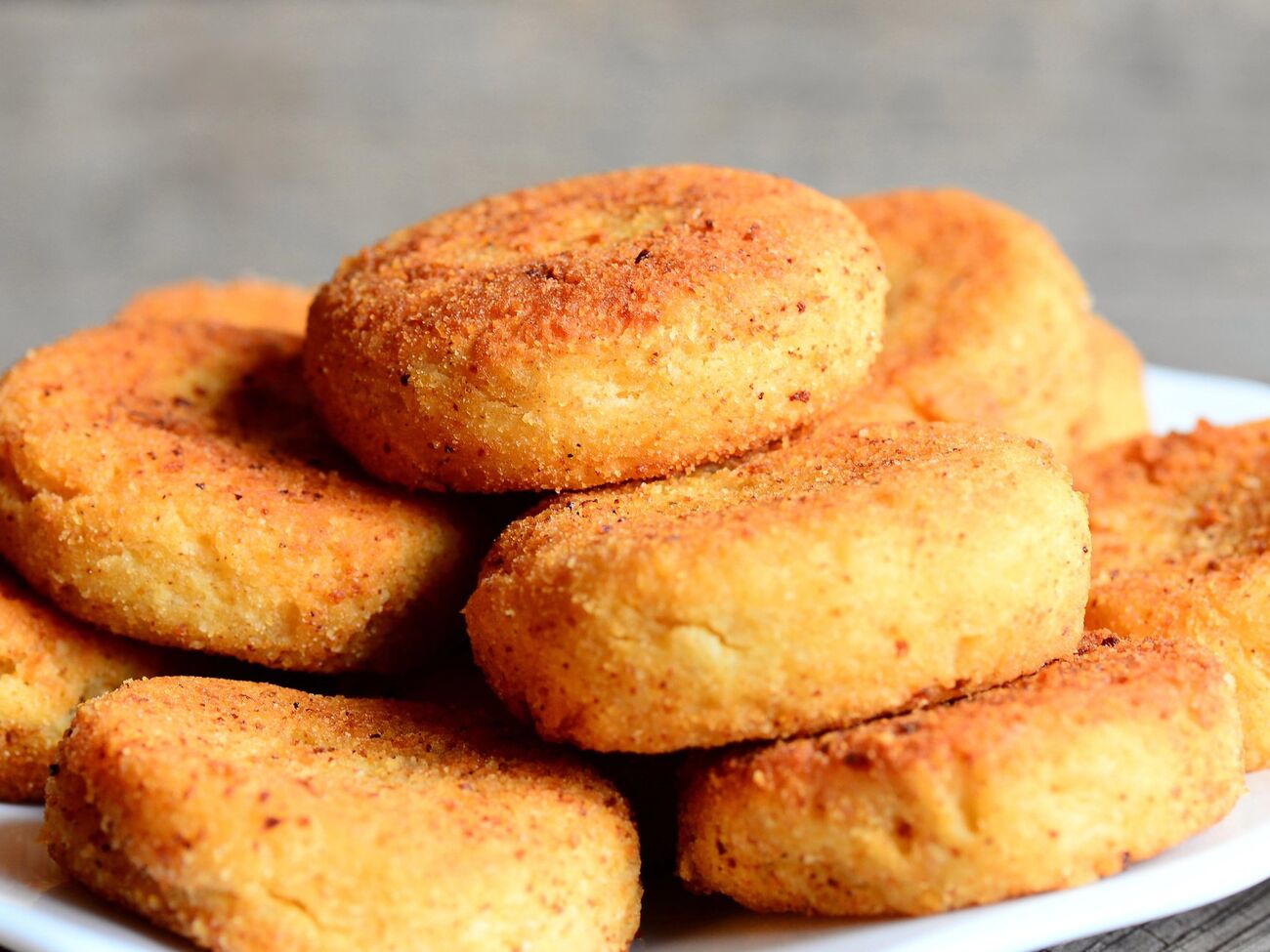 М'ясо в котлетах можна замінити вівсянкою або навіть цибулею