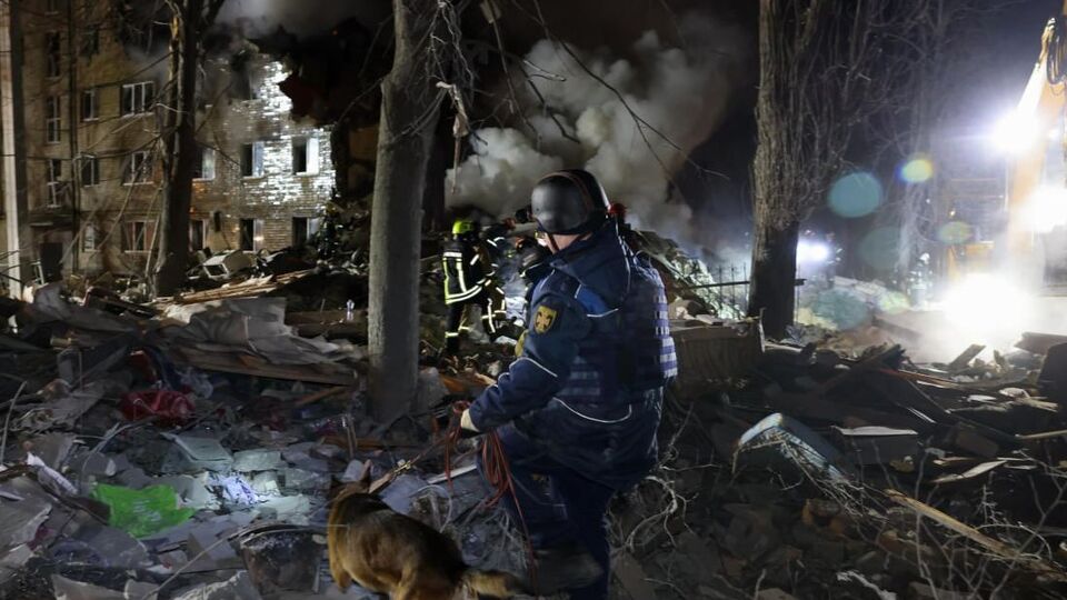 Рятувальники розбирають завали в Харкові після удару