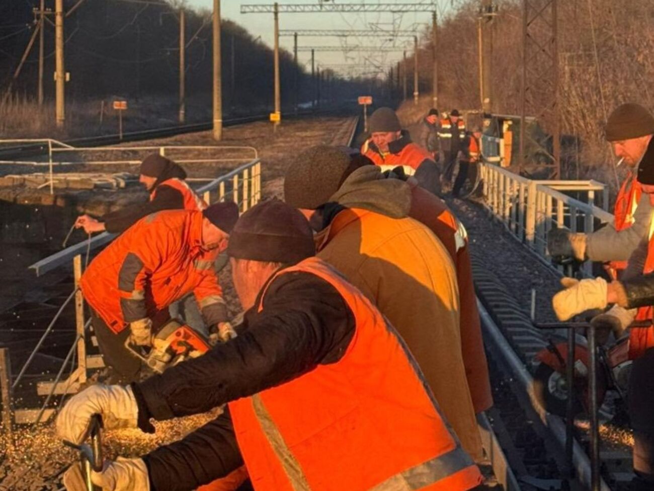 Россияне атаковали железнодорожные подстанции и мосты