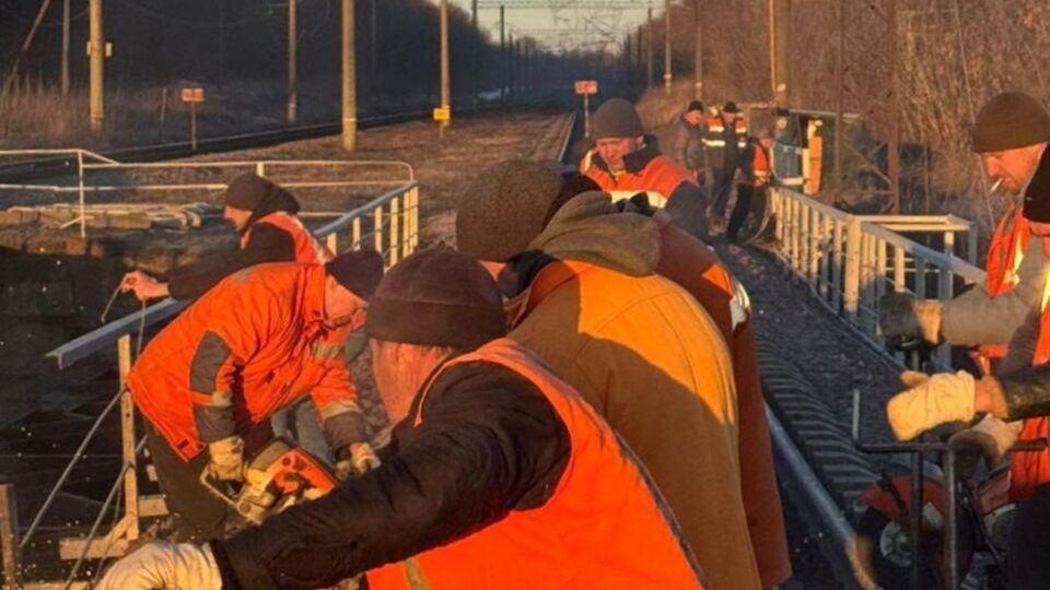 Россияне атаковали железнодорожные подстанции и мосты
