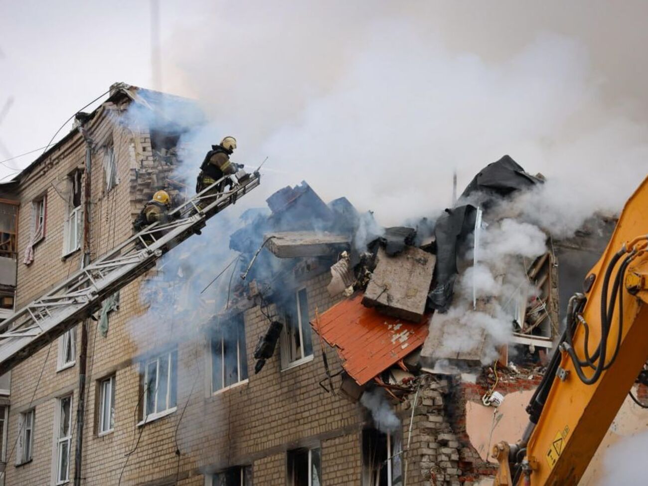 У Харкові рятувальники розбирають завали після ракетного удару