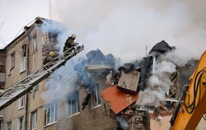 В Харькове спасатели разбирают завалы после ракетного удара