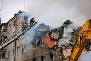 У Харкові рятувальники розбирають завали після ракетного удару