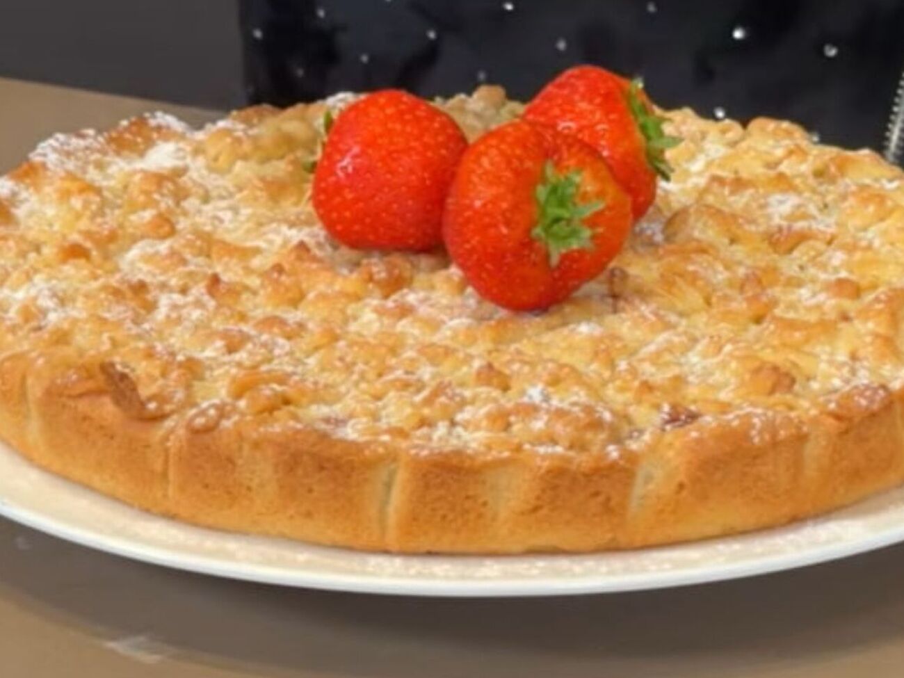 Пирог лучше всего резать треугольниками от центра, когда он полностью остынет