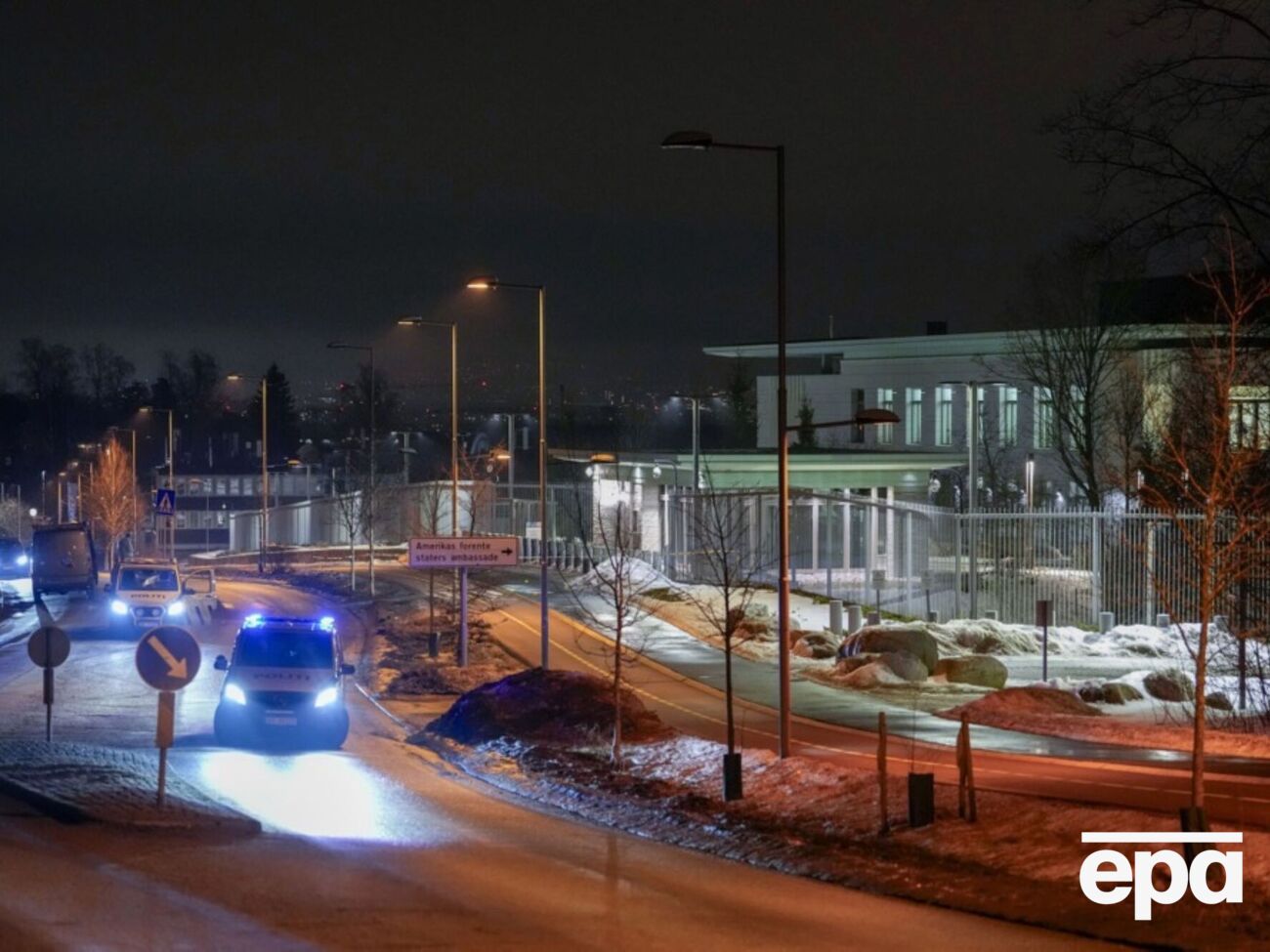Взрыв произошел возле входа в консульский отдел посольства