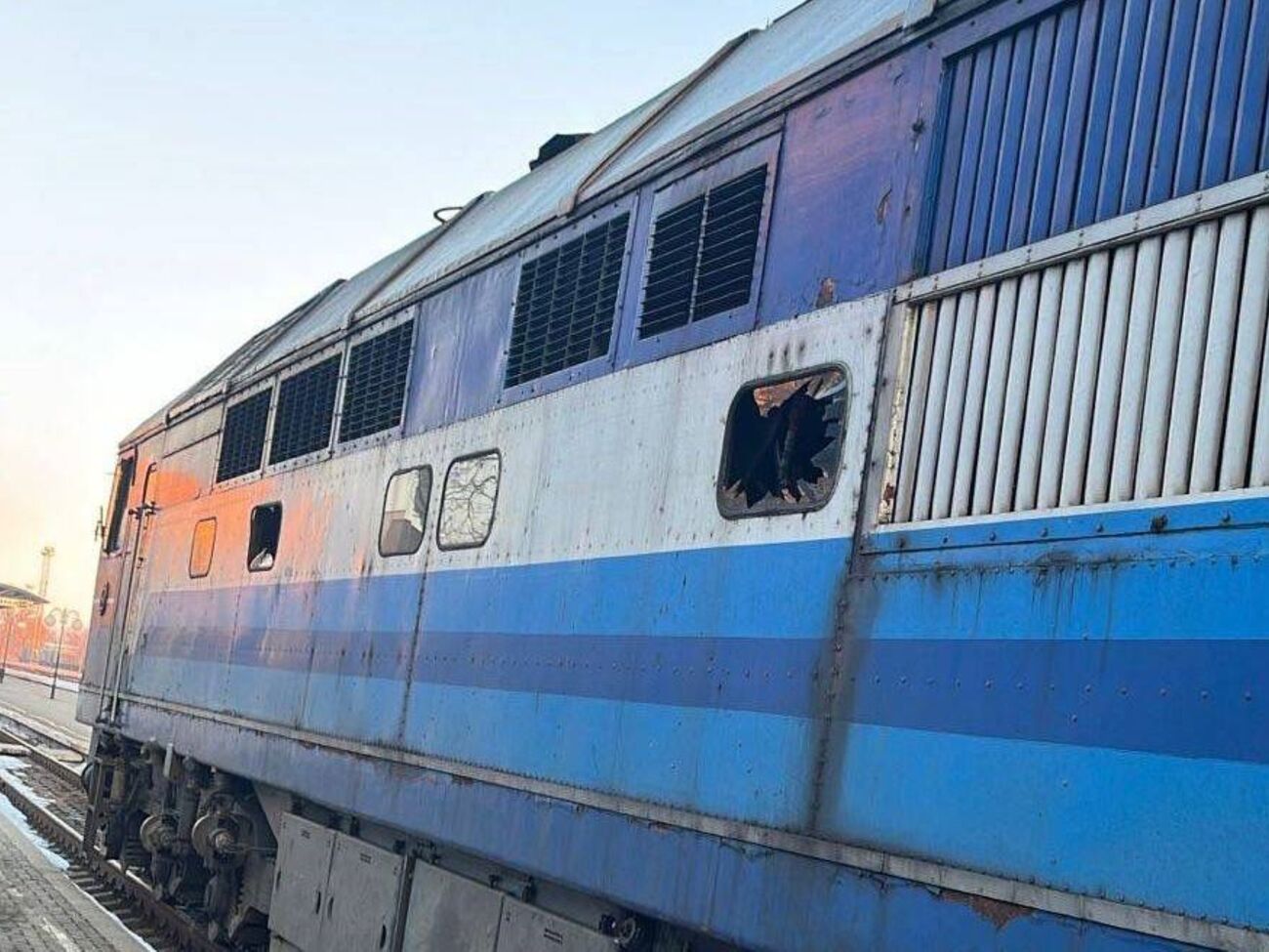 Для продолжения движения поезда железнодорожники направили вспомогательный локомотив