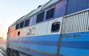 Для продолжения движения поезда железнодорожники направили вспомогательный локомотив