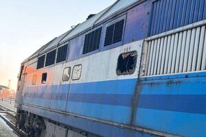 Для продолжения движения поезда железнодорожники направили вспомогательный локомотив