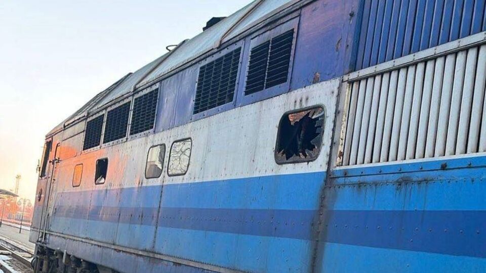 Для продовження руху поїзда залізничники скерували допоміжний локомотив