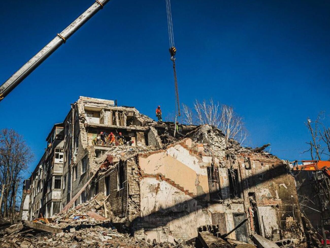 На месте разрушенного дома продолжат работать кинологи