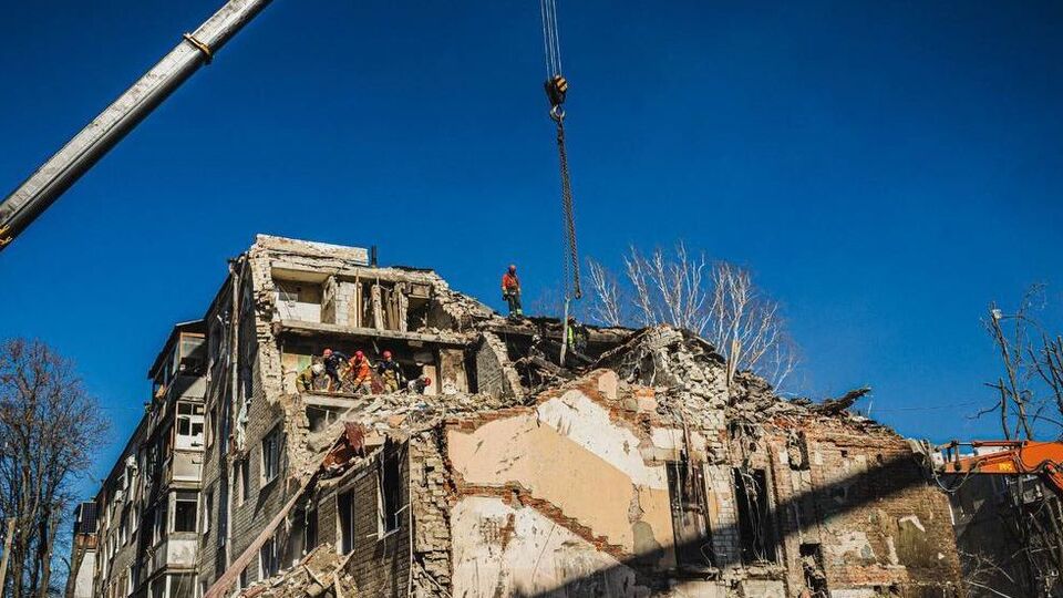 На місці зруйнованого будинку й далі працюватимуть кінологи