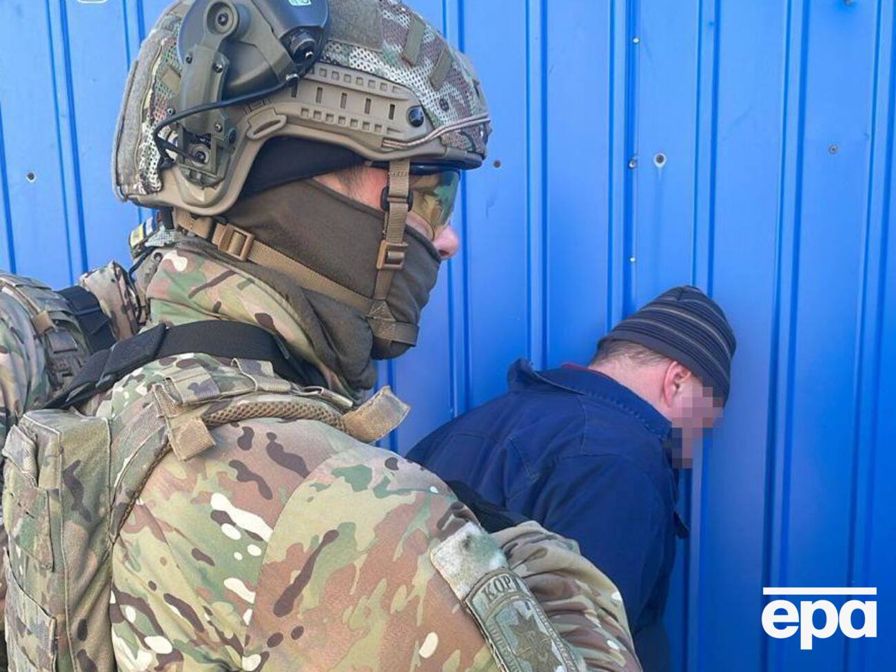 Чоловіка і двох його ймовірних спільників затримали