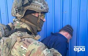 Чоловіка і двох його ймовірних спільників затримали