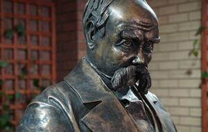 Торжественное открытие монумента состоялось в Университете Ботсваны, крупнейшем учебном заведении страны