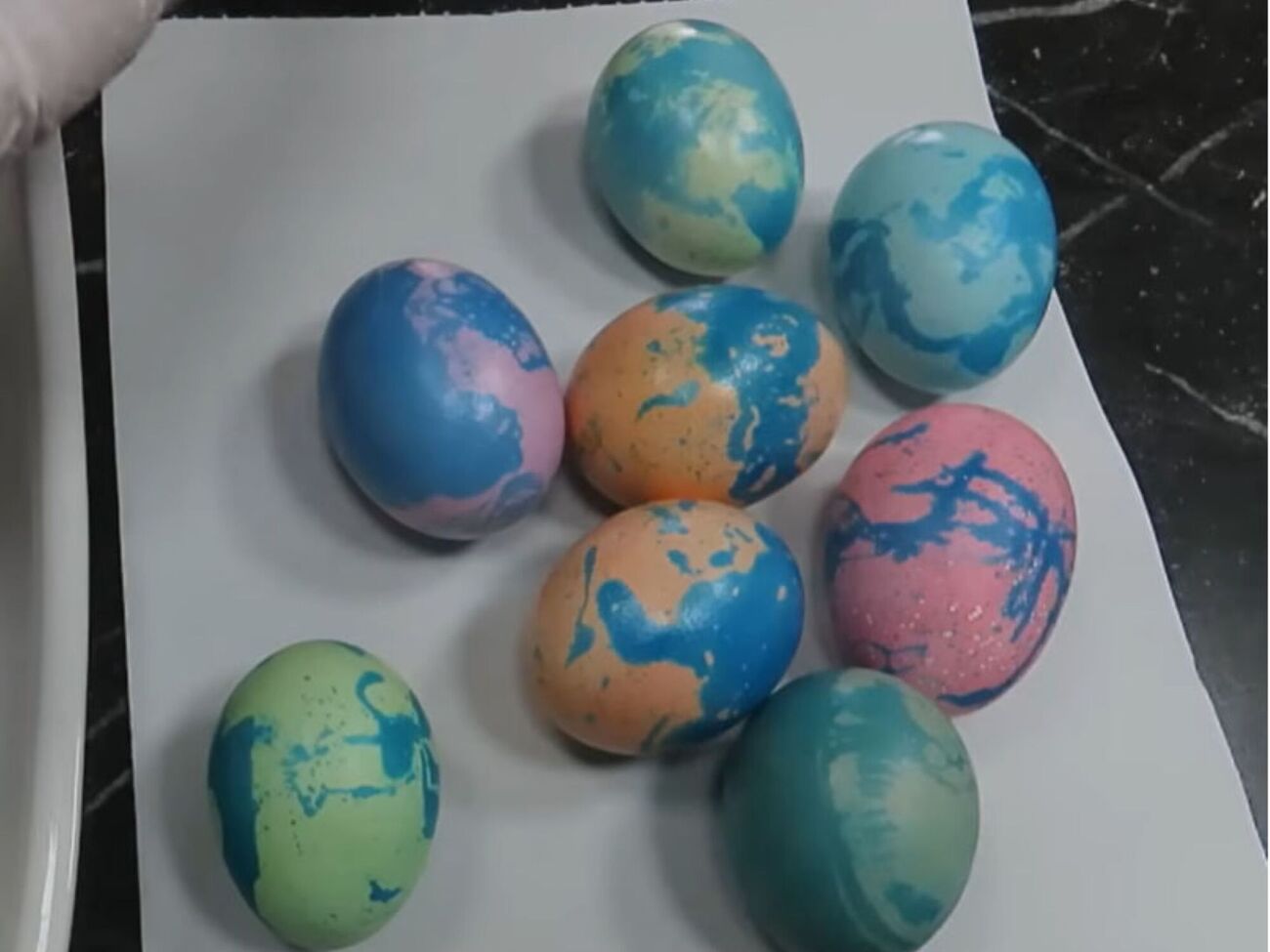 Щоб надати яйцям святкового блиску, змастіть їх наприкінці невеликою кількістю олії