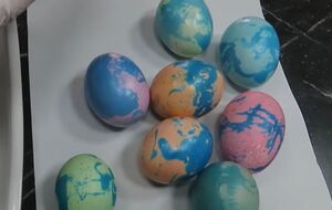 Щоб надати яйцям святкового блиску, змастіть їх наприкінці невеликою кількістю олії