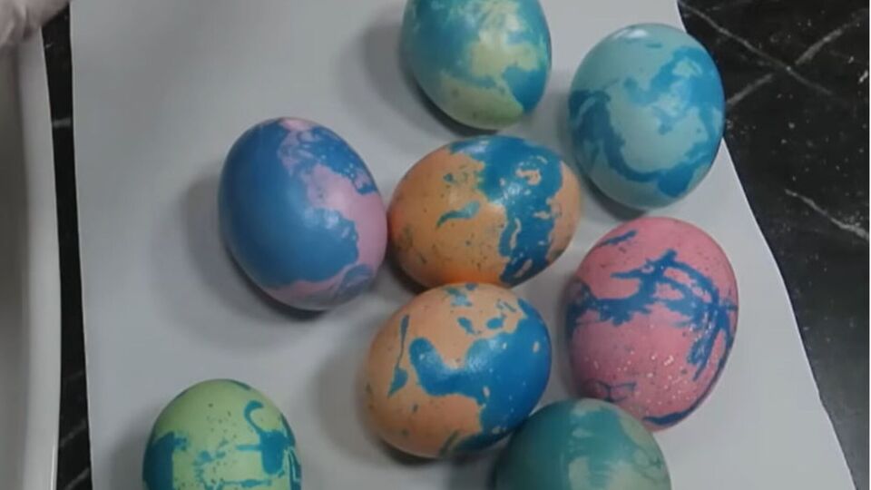 Щоб надати яйцям святкового блиску, змастіть їх наприкінці невеликою кількістю олії