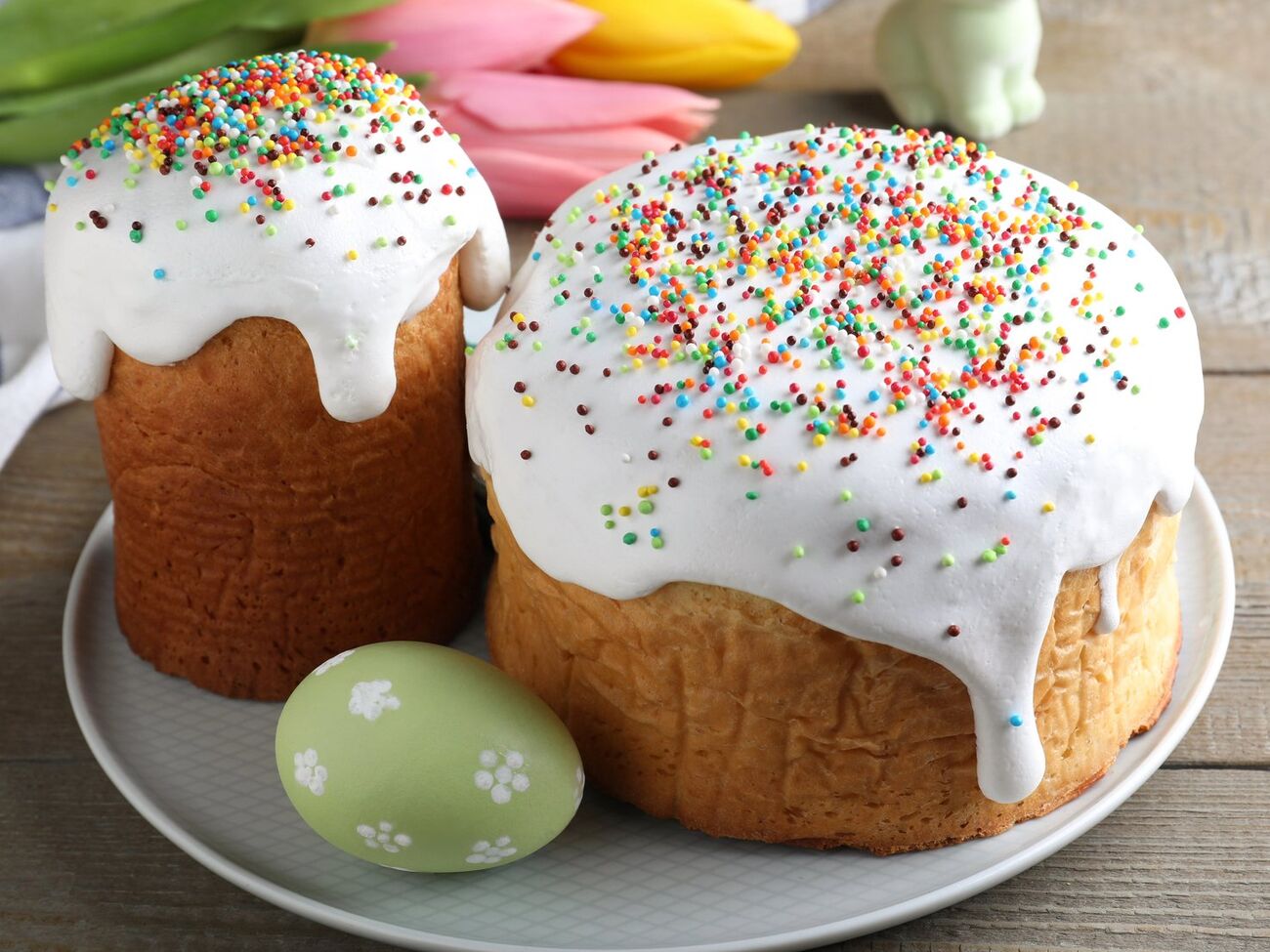 Нанесіть глазур на охолоджені паски і прикрасьте присипкою