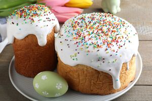 Нанесіть глазур на охолоджені паски і прикрасьте присипкою