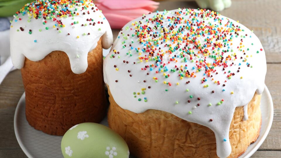 Нанесіть глазур на охолоджені паски і прикрасьте присипкою