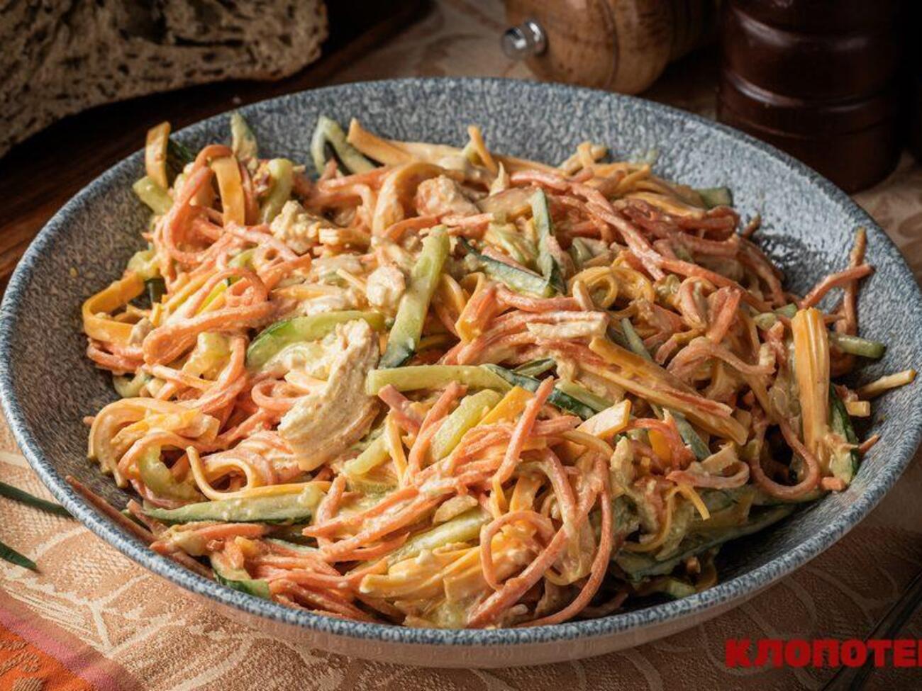 Салат сочетает разные текстуры и вкусы