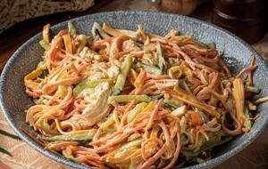 Салат сочетает разные текстуры и вкусы