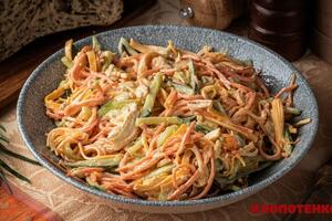 Салат сочетает разные текстуры и вкусы