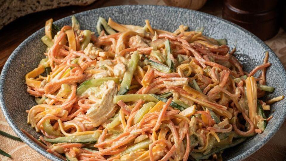 Салат сочетает разные текстуры и вкусы
