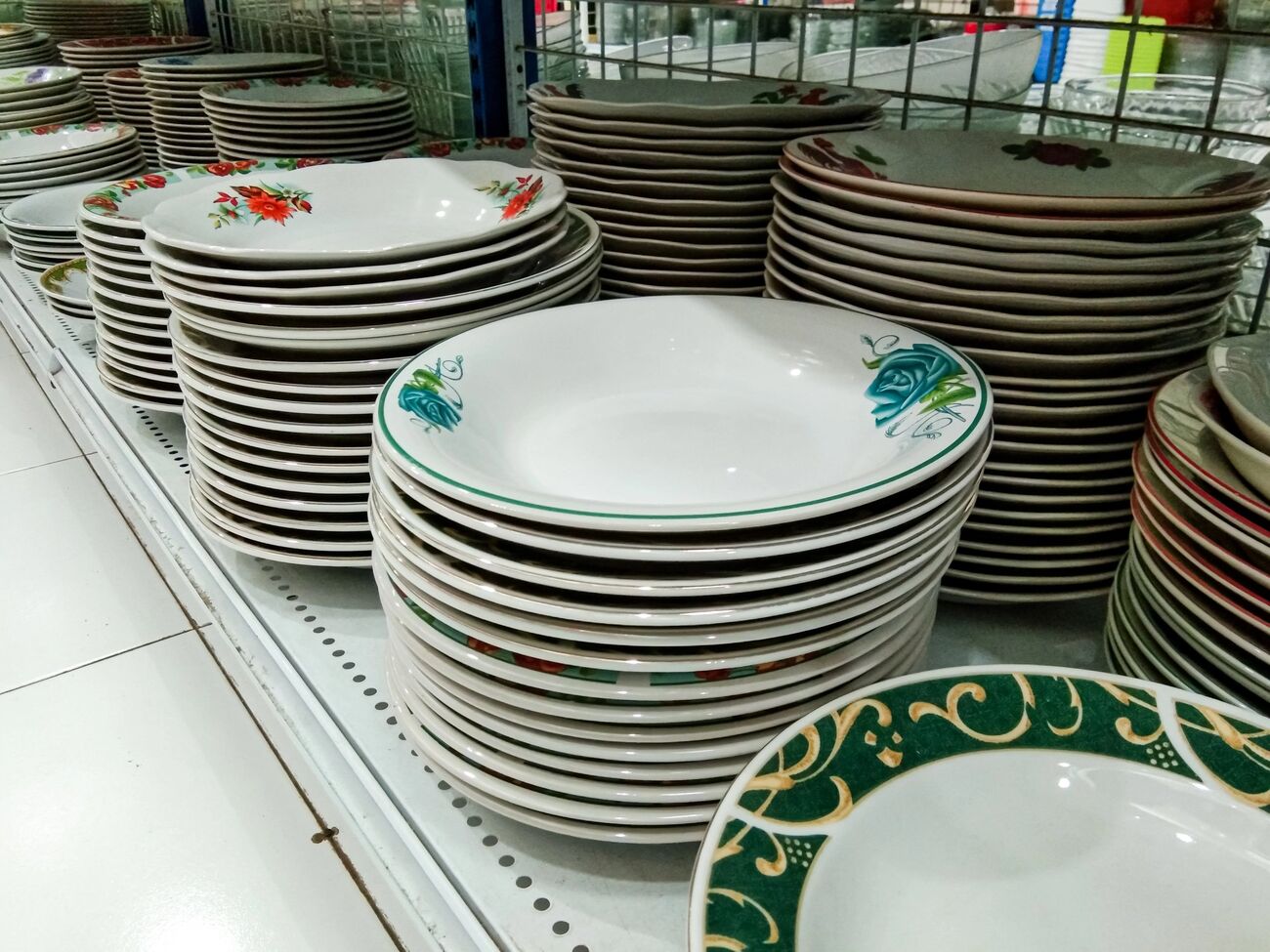 Посуд часто продається з інформаційними наліпками