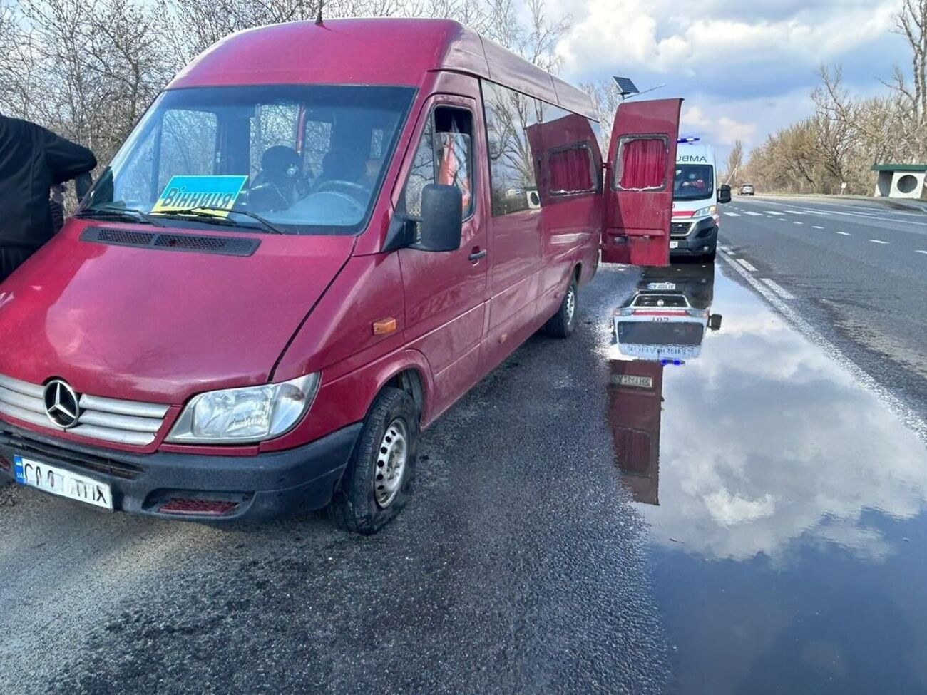 Крім загиблих через детонацію Shahed, в області також зазнав пошкоджень рейсовий автобус, унаслідок чого четверо осіб травмовані