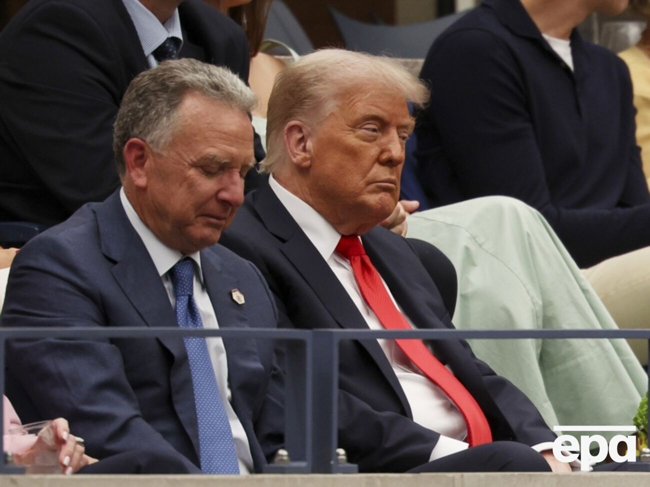 Команда Трампа, прагнучи геополітичної перемоги перед проміжними виборами у США, може посилити тиск на Київ із вимогою поступитися територіями (на фото – Трамп і його спецпредставник Віткофф)