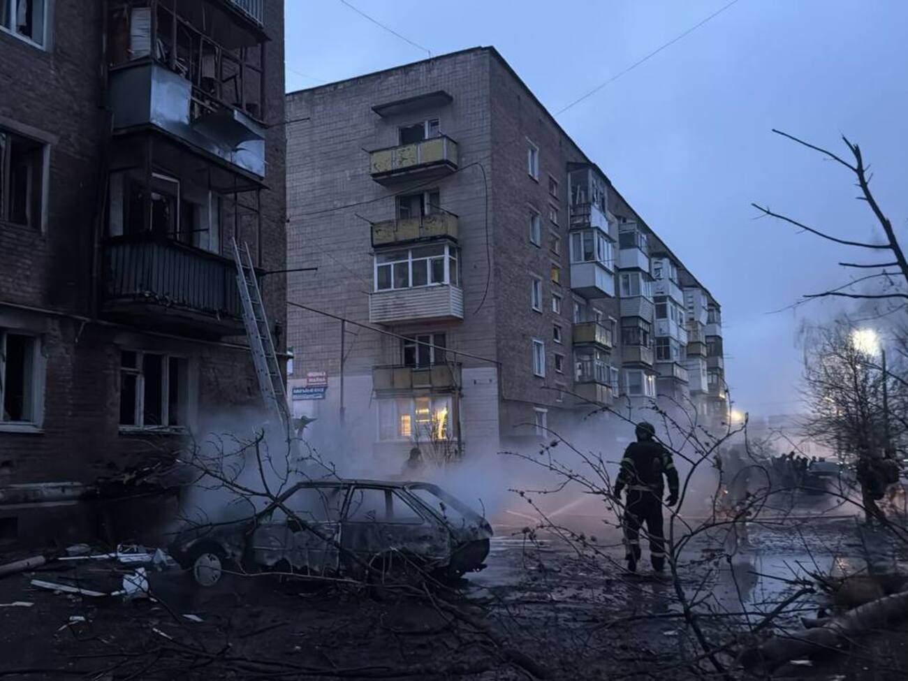 Оккупанты ударили по жилым многоэтажкам в центре