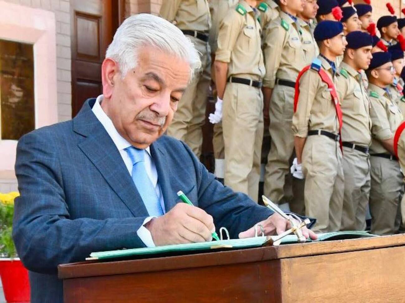 На странице министра обороны Пакистана появилось сообщение с оскорбительными высказываниями в адрес Израиля, которое позже удалили